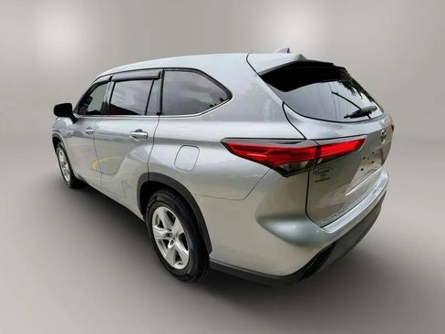 Used 2021 Toyota Highlander L FWD image 3