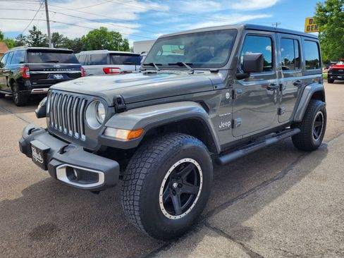 Used 2019 Jeep Wrangler Unlimited Sahara AWD/4WD image 4