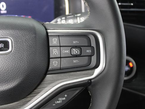 Used 2024 Jeep Wagoneer L Series II RWD image 22