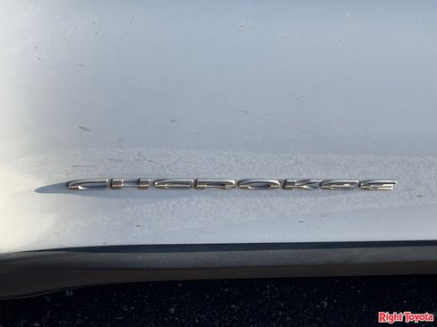 Used 2017 Jeep Cherokee Latitude w/ Safety/Convenience Group image 9