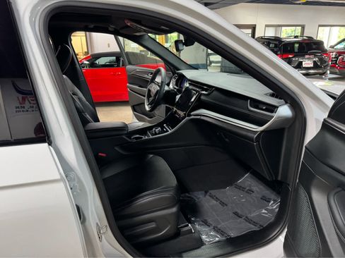 Certified 2024 Jeep Grand Cherokee Altitude image 10