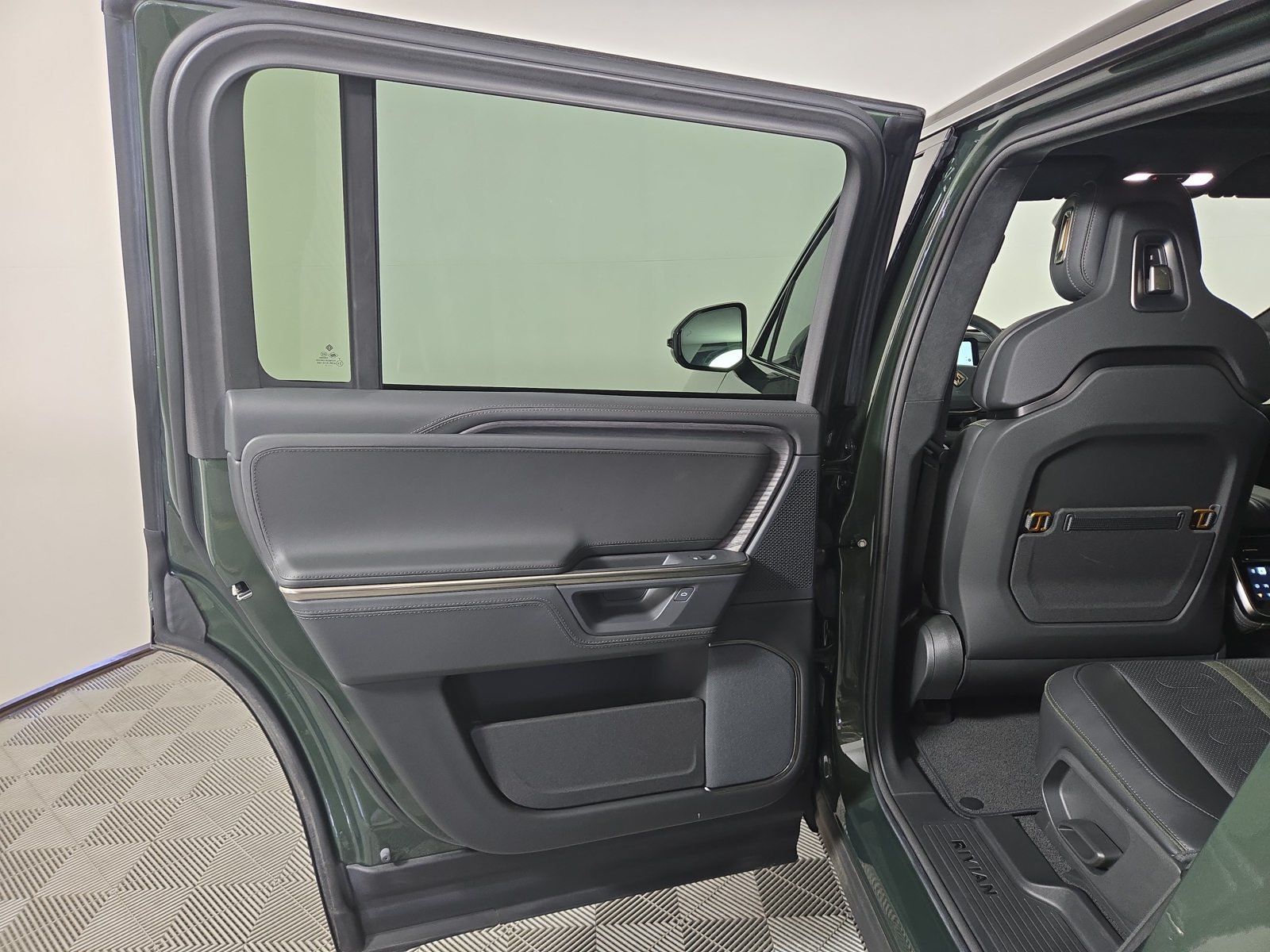 Used 2025 Rivian R1S Adventure Dual AWD/4WD image 17