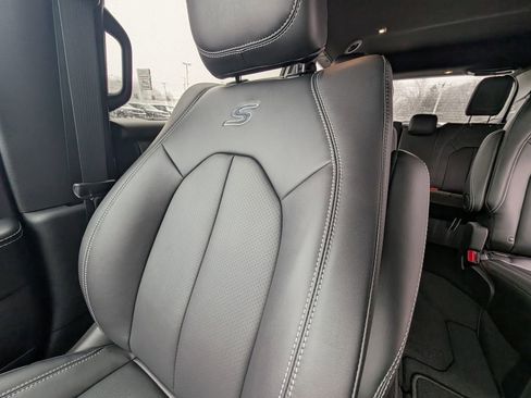 New 2026 Chrysler Pacifica Select w/ S Appearance Package FWD image 13