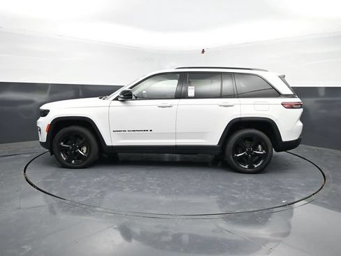 Used 2023 Jeep Grand Cherokee Limited w/ Black Appearance Package AWD/4WD image 5