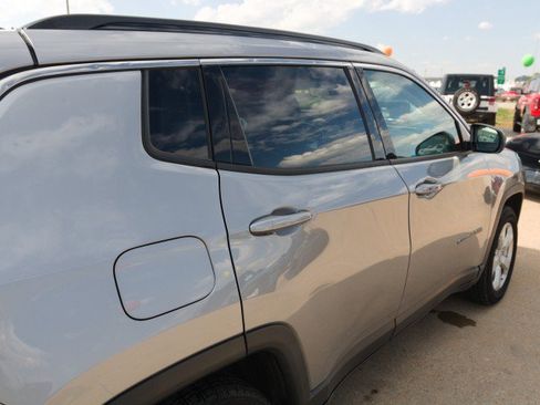 Used 2019 Jeep Compass Latitude w/ Cold Weather Group AWD/4WD image 9