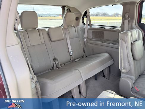 Used 2016 Chrysler Town & Country Touring-L w/ Driver Convenience Group image 17