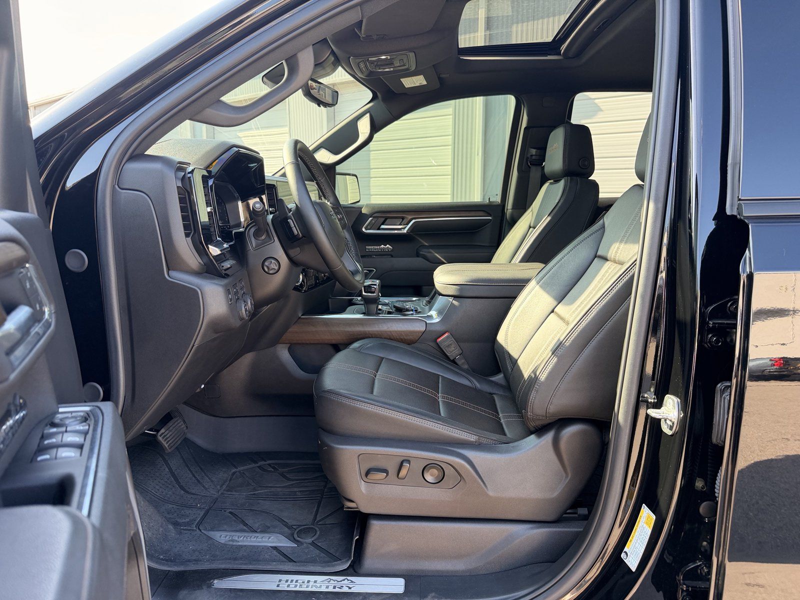 Used 2025 Chevrolet Silverado 1500 High Country w/ High Country Premium Package AWD/4WD image 14