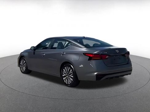 Used 2025 Nissan Altima 2.5 SV image 3
