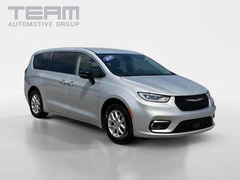 Used 2024 Chrysler Pacifica Touring-L FWD image 1
