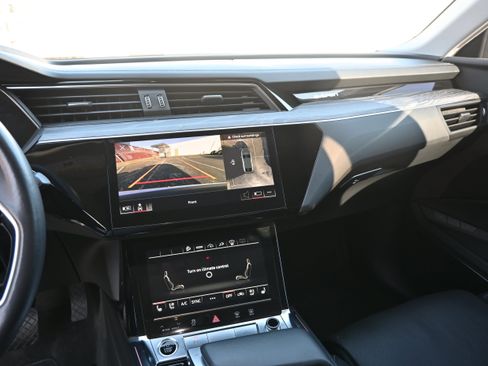 Used 2021 Audi e-tron Prestige w/ Prestige Package image 36