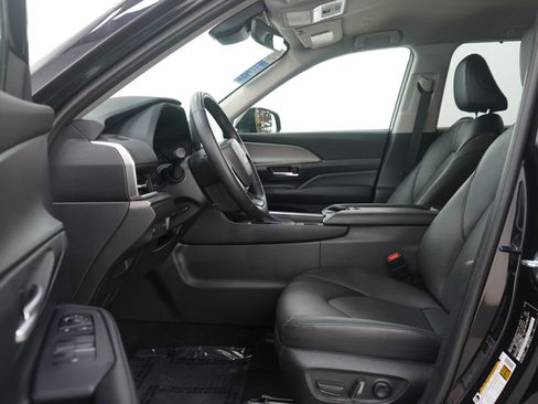Used 2025 Toyota Grand Highlander AWD image 21