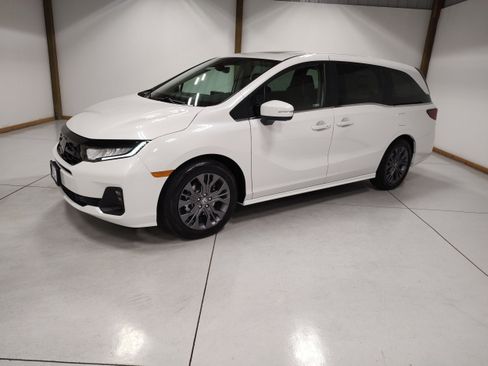 New 2026 Honda Odyssey Touring image 4