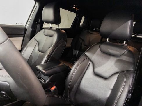 Used 2025 Jeep Compass Limited image 13