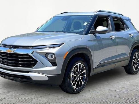 Used 2025 Chevrolet TrailBlazer LT AWD/4WD image 3