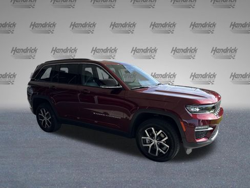 Used 2025 Jeep Grand Cherokee Limited AWD/4WD image 2