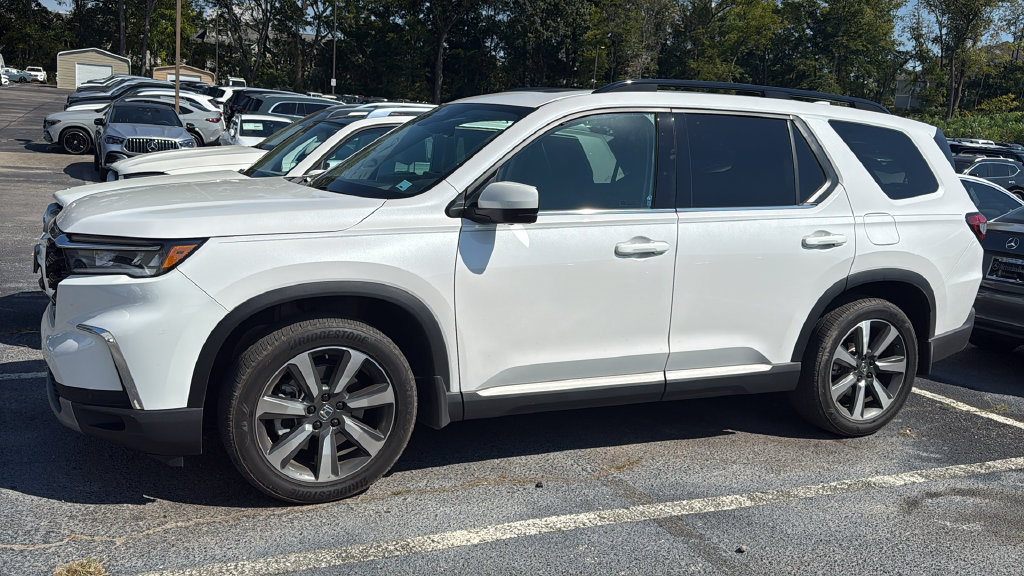 Used 2025 Honda Pilot Elite image 3