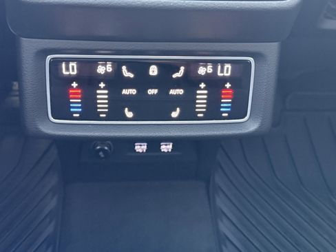 Used 2019 Audi e-tron Prestige w/ Prestige Package image 60