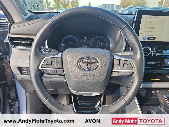 Used 2023 Toyota Highlander Limited FWD image 12
