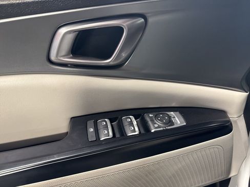 Used 2022 Kia Carnival LX image 26