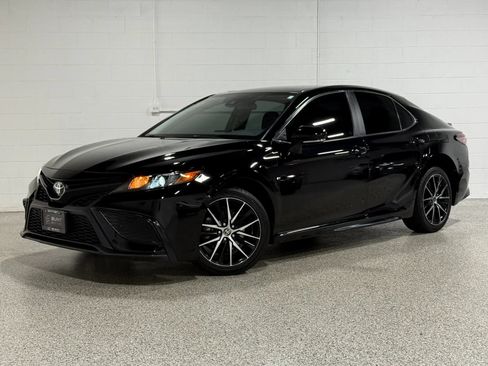 Used 2022 Toyota Camry SE FWD image 2