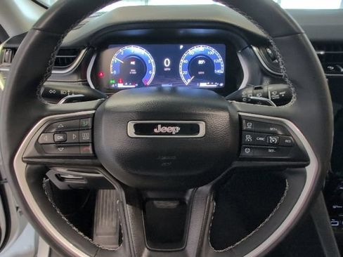Used 2023 Jeep Grand Cherokee Laredo AWD/4WD image 15