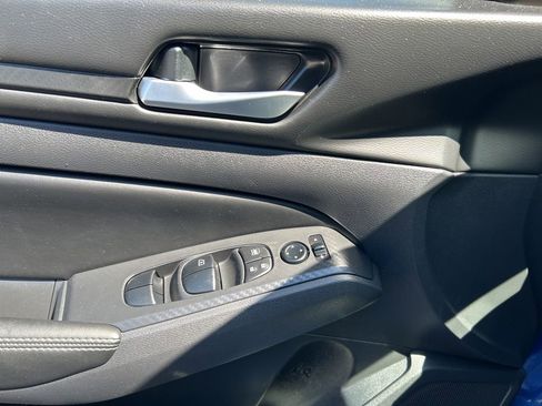 Used 2025 Nissan Altima 2.5 SV FWD image 14