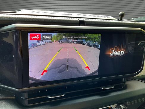 Used 2024 Jeep Wrangler Unlimited Sahara w/ Technology Group AWD/4WD image 9