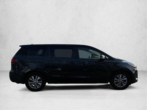Used 2017 Kia Sedona LX image 4
