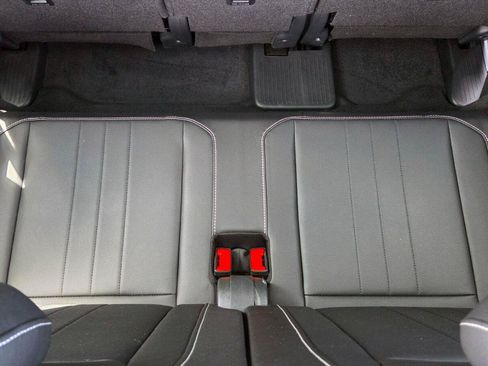 Certified 2023 Volkswagen Tiguan SE FWD image 60