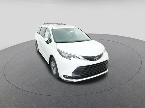 New 2026 Toyota Sienna XLE FWD image 14