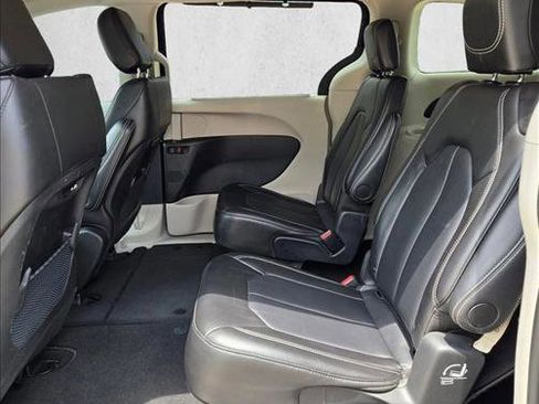 Used 2024 Chrysler Pacifica Touring-L FWD image 16