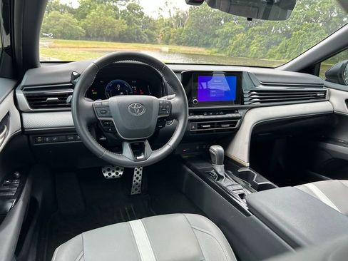 Used 2025 Toyota Camry SE image 12