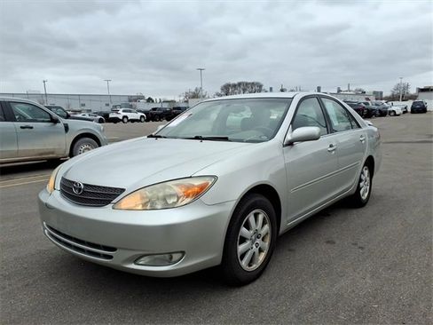 Used 2004 Toyota Camry XLE image 3