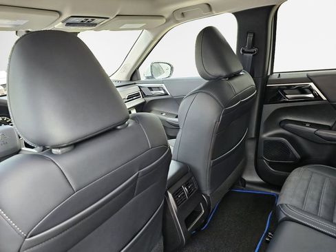Used 2025 Mitsubishi Outlander 4WD Plug-In Hybrid image 32