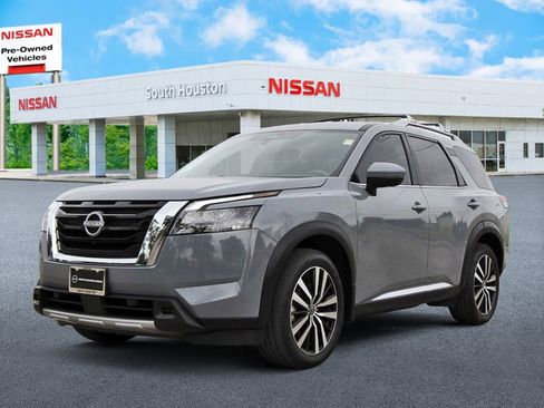 Used 2025 Nissan Pathfinder Platinum FWD image 2