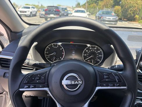 Used 2025 Nissan Altima 2.5 SV FWD image 28