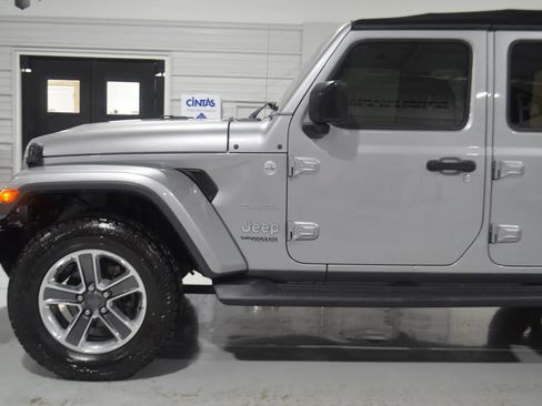 Used 2018 Jeep Wrangler Unlimited Sahara AWD/4WD image 5