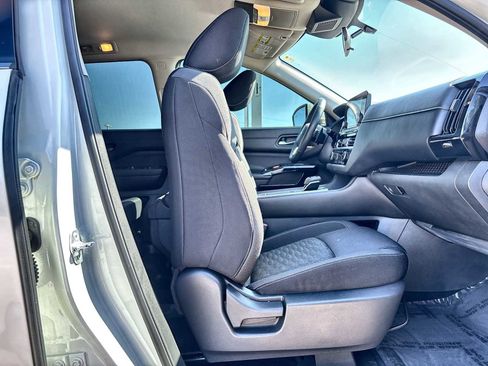 Used 2022 Nissan Pathfinder SV image 9