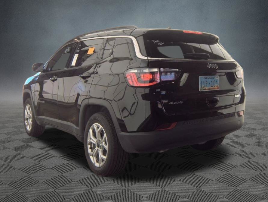 Used 2025 Jeep Compass Latitude w/ Sun & Sound Group AWD/4WD image 2