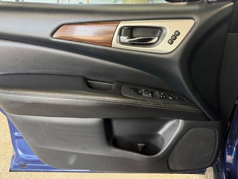 Used 2017 Nissan Pathfinder Platinum w/ Family Entertainment Package FWD image 10