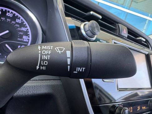 Used 2019 Toyota Camry SE FWD image 13