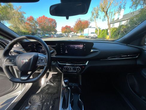 Used 2025 Buick Envista Sport Touring image 31