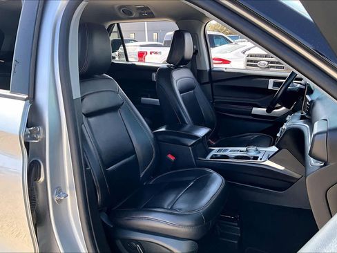 Certified 2021 Ford Explorer XLT w/ Equipment Group 202A image 9