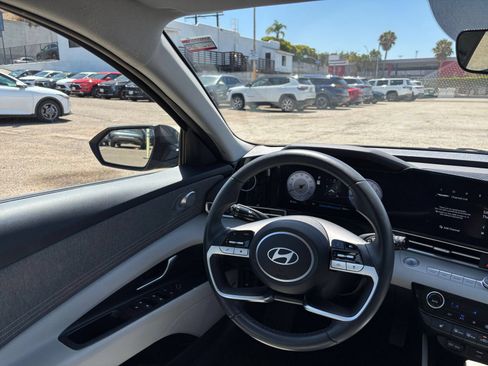 Used 2025 Hyundai Elantra Limited FWD image 36