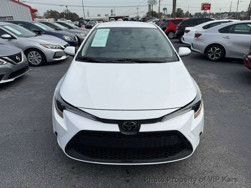 Used 2020 Toyota Corolla LE image 2