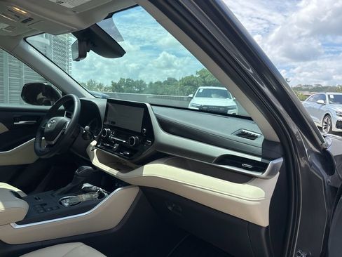 Used 2025 Toyota Highlander XLE FWD image 15