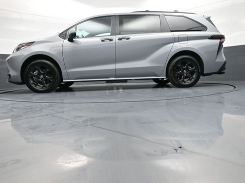 Used 2025 Toyota Sienna XLE Woodland Edition AWD/4WD image 35