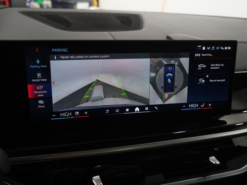 Used 2024 BMW X7 M60i w/ Climate Comfort Package image 28