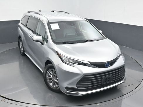 Used 2022 Toyota Sienna LE AWD/4WD image 38