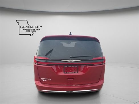 Used 2026 Chrysler Pacifica Select image 8